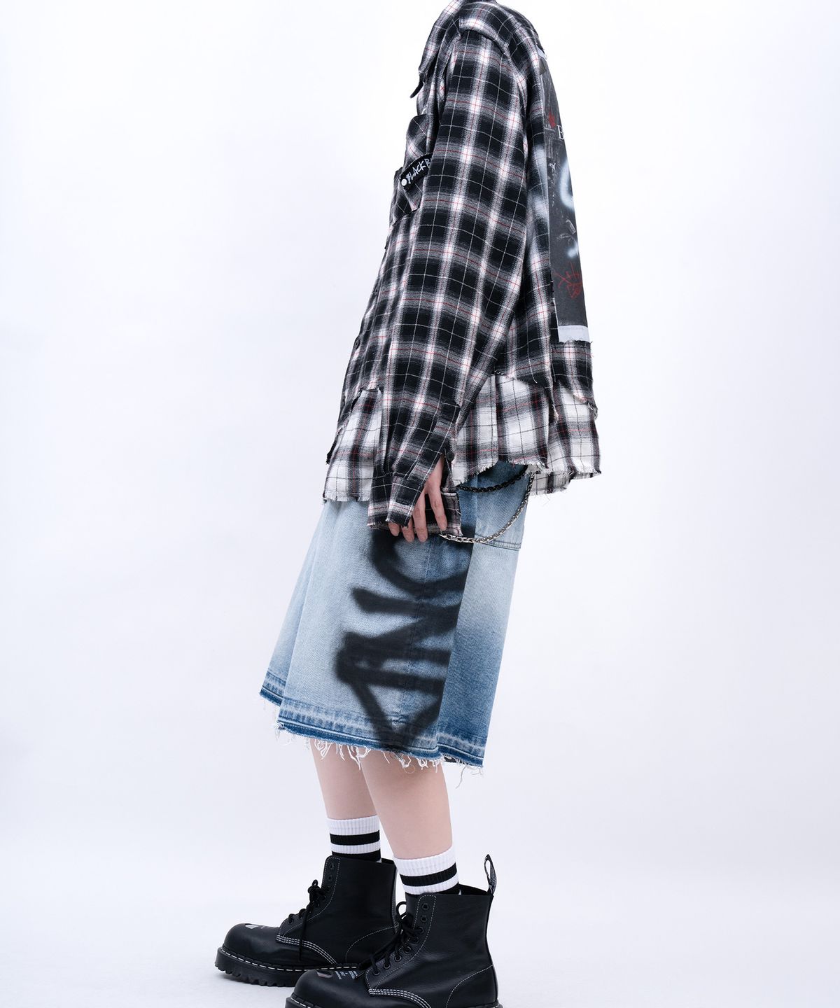 블랙블론드(BLACKBLOND) 비비디 사이드 스프레이드 커스텀 데님 반바지 (블루)