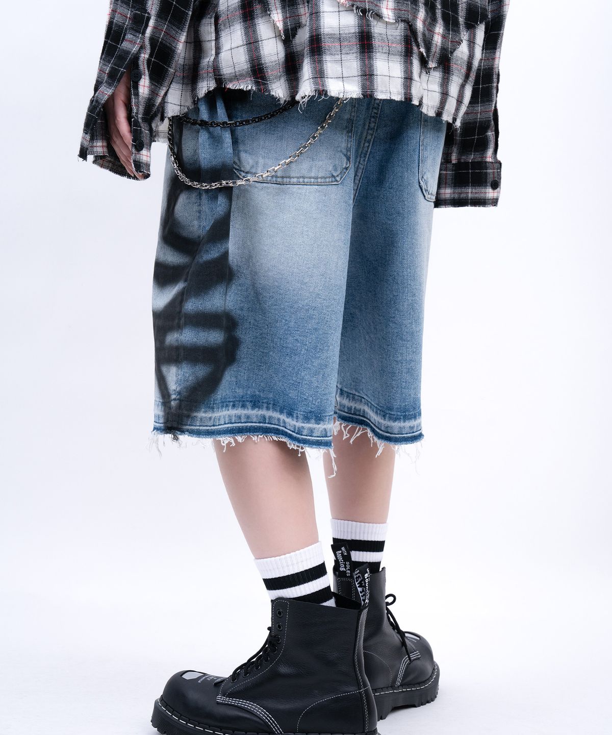블랙블론드(BLACKBLOND) 비비디 사이드 스프레이드 커스텀 데님 반바지 (블루)