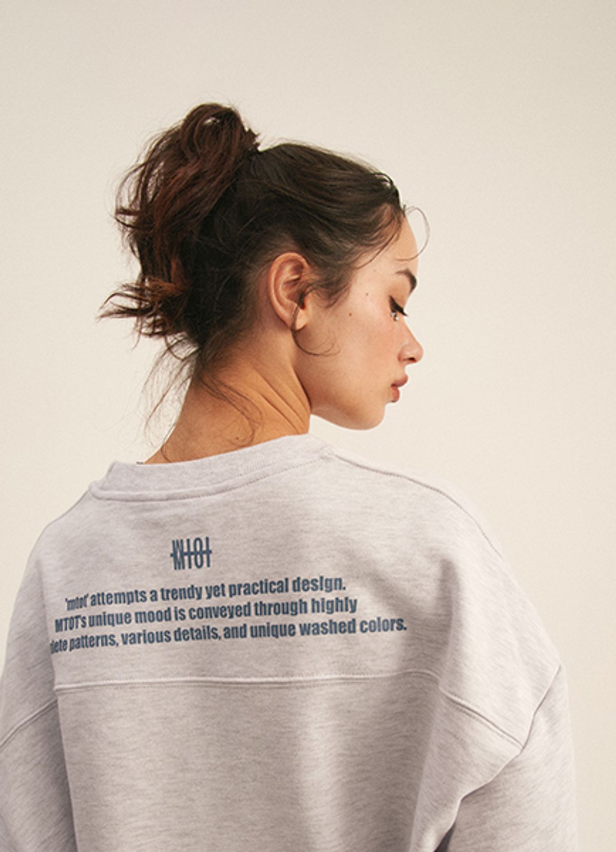 엠티오티(MTOT) Logo Essential sweatshirt (M.Grey)