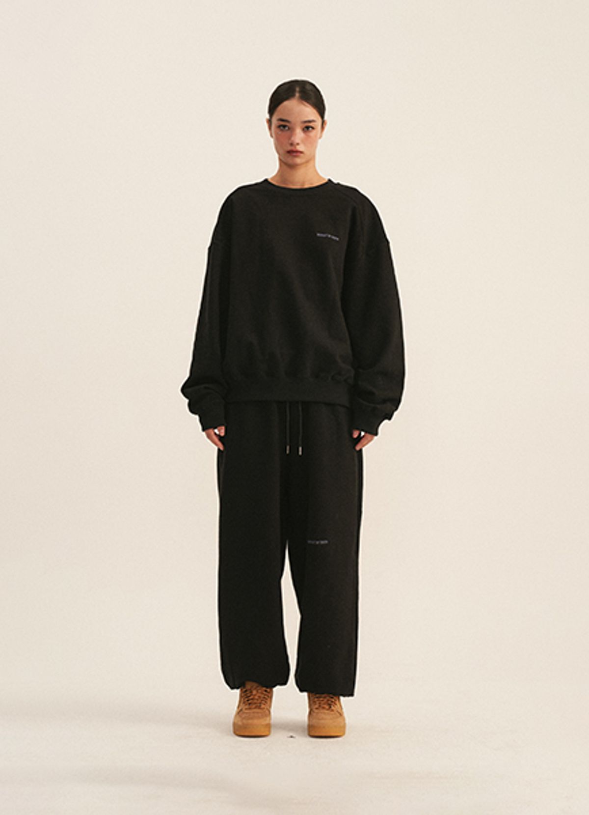 엠티오티(MTOT) Logo Essential sweatshirt (Black)