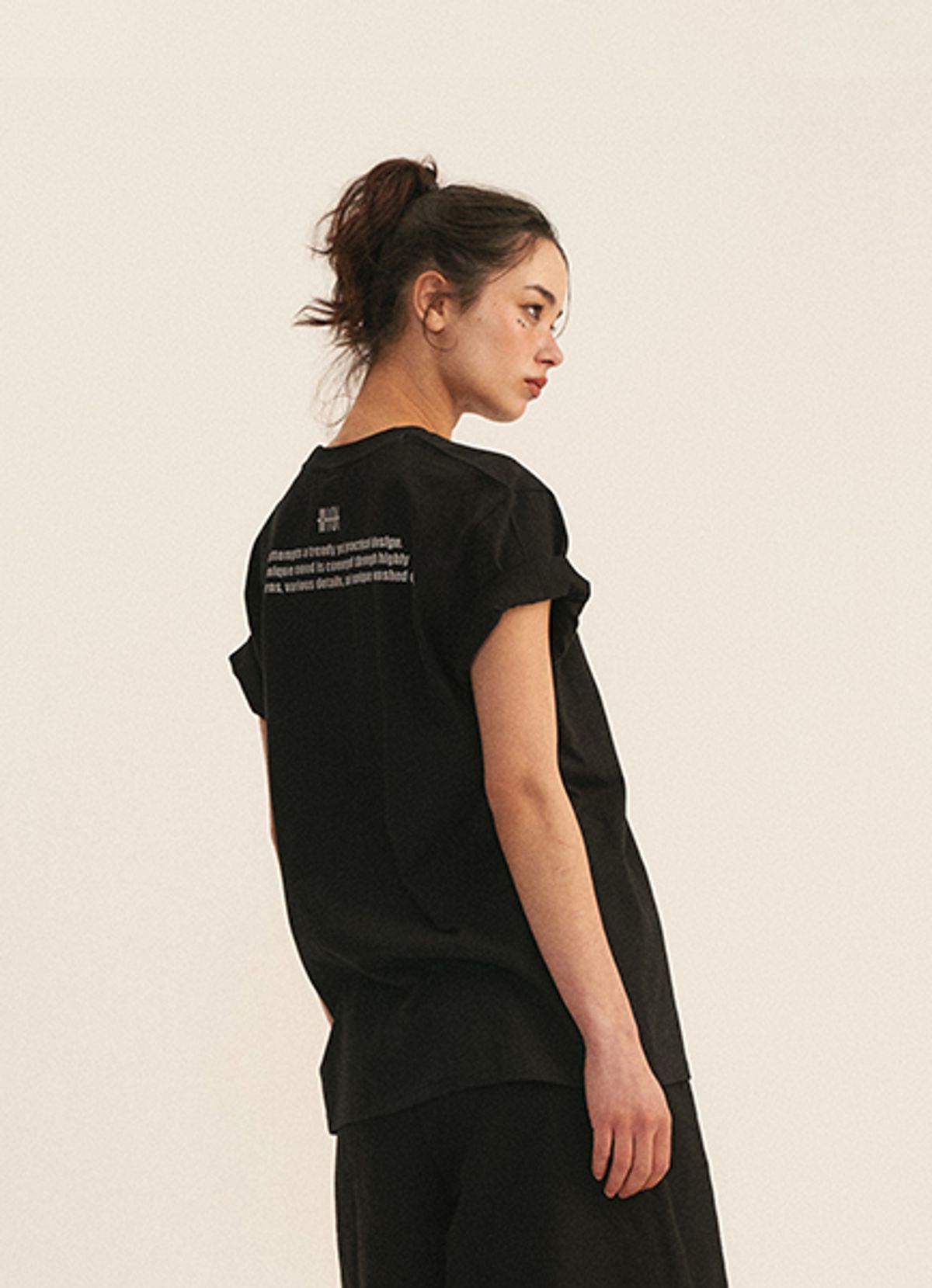 엠티오티(MTOT) Printed Short Sleeve T-shirt(Black)