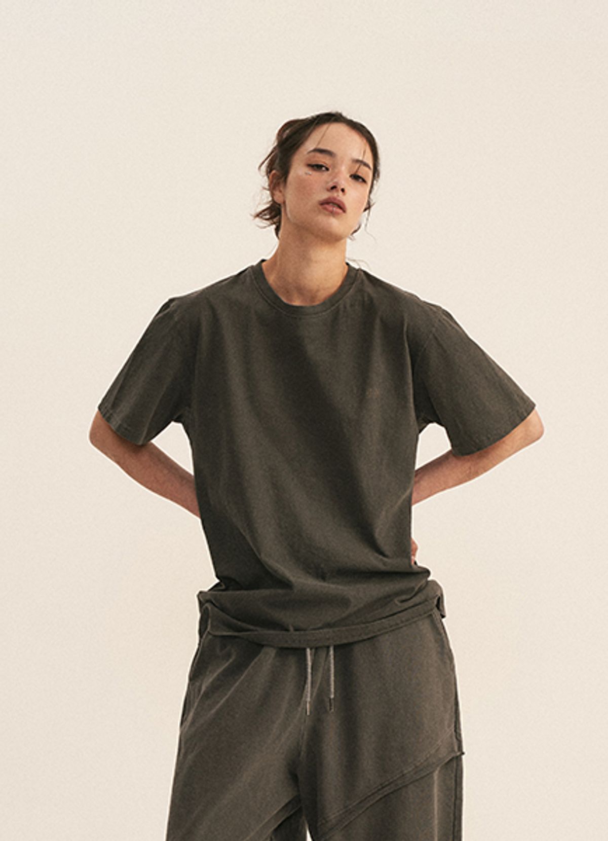 엠티오티(MTOT) Essential Logo Short Sleeve T-shirt (Charcoal)