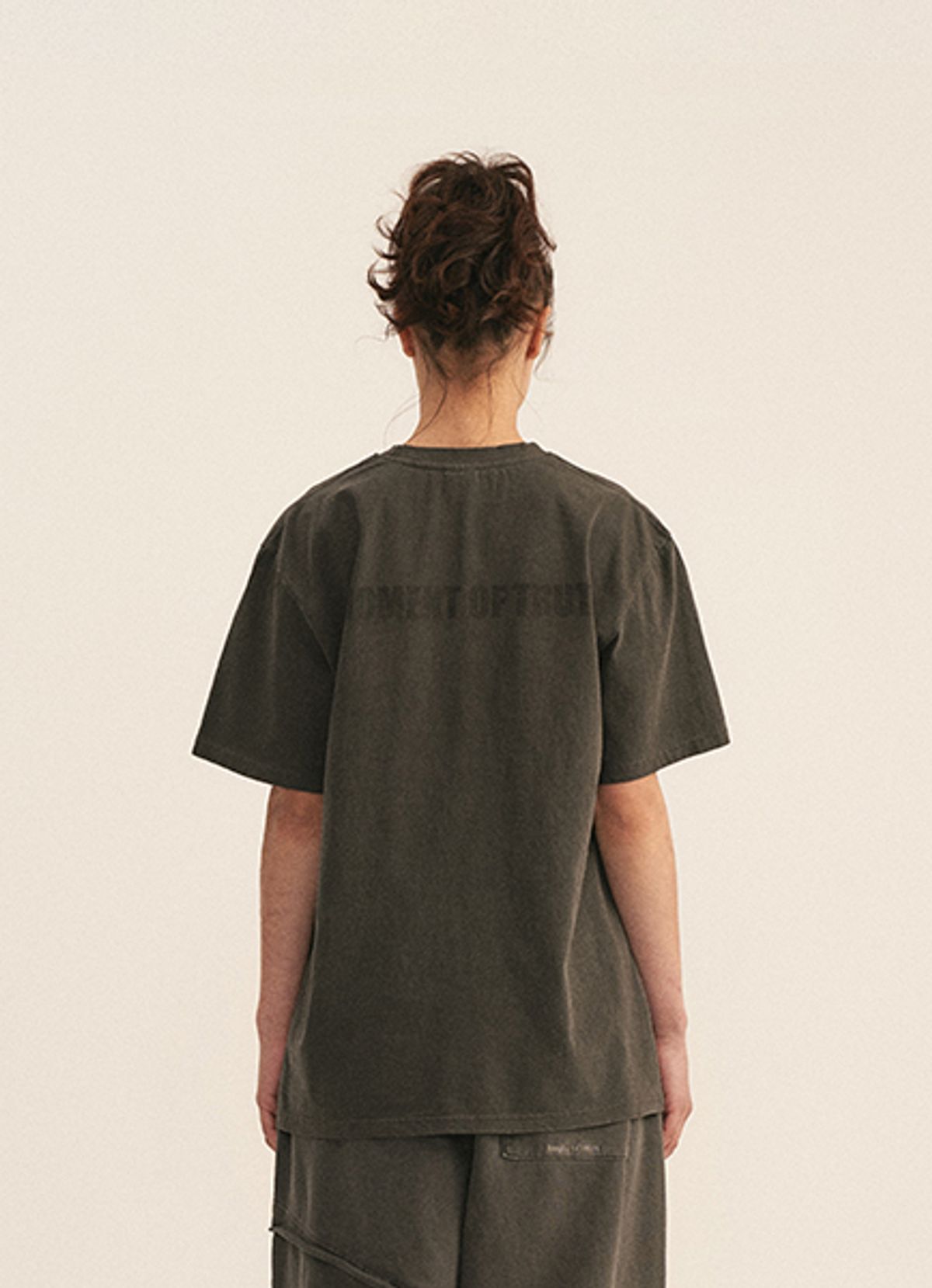 엠티오티(MTOT) Essential Logo Short Sleeve T-shirt (Charcoal)