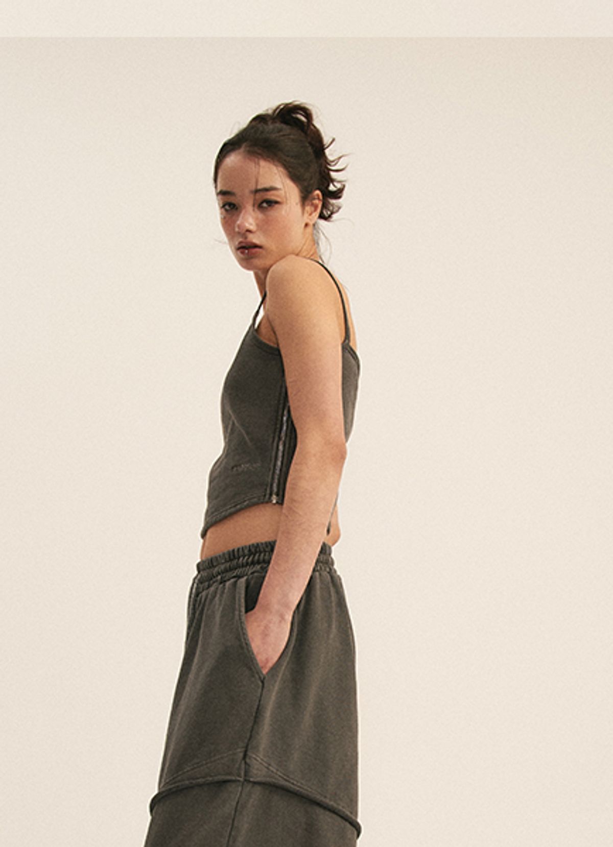 엠티오티(MTOT) Pigment Zipper Sleeveless (Charcoal)