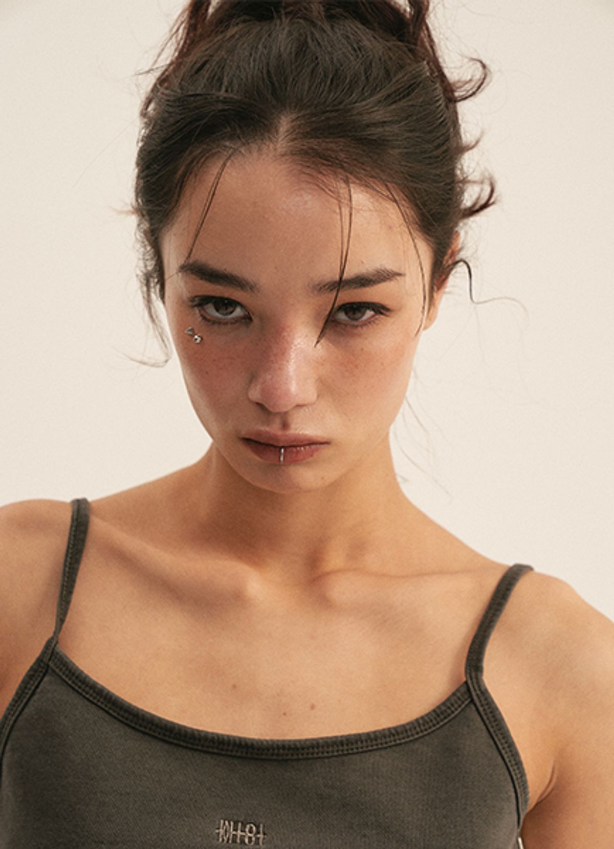 엠티오티(MTOT) Pigment Zipper Sleeveless (Charcoal)
