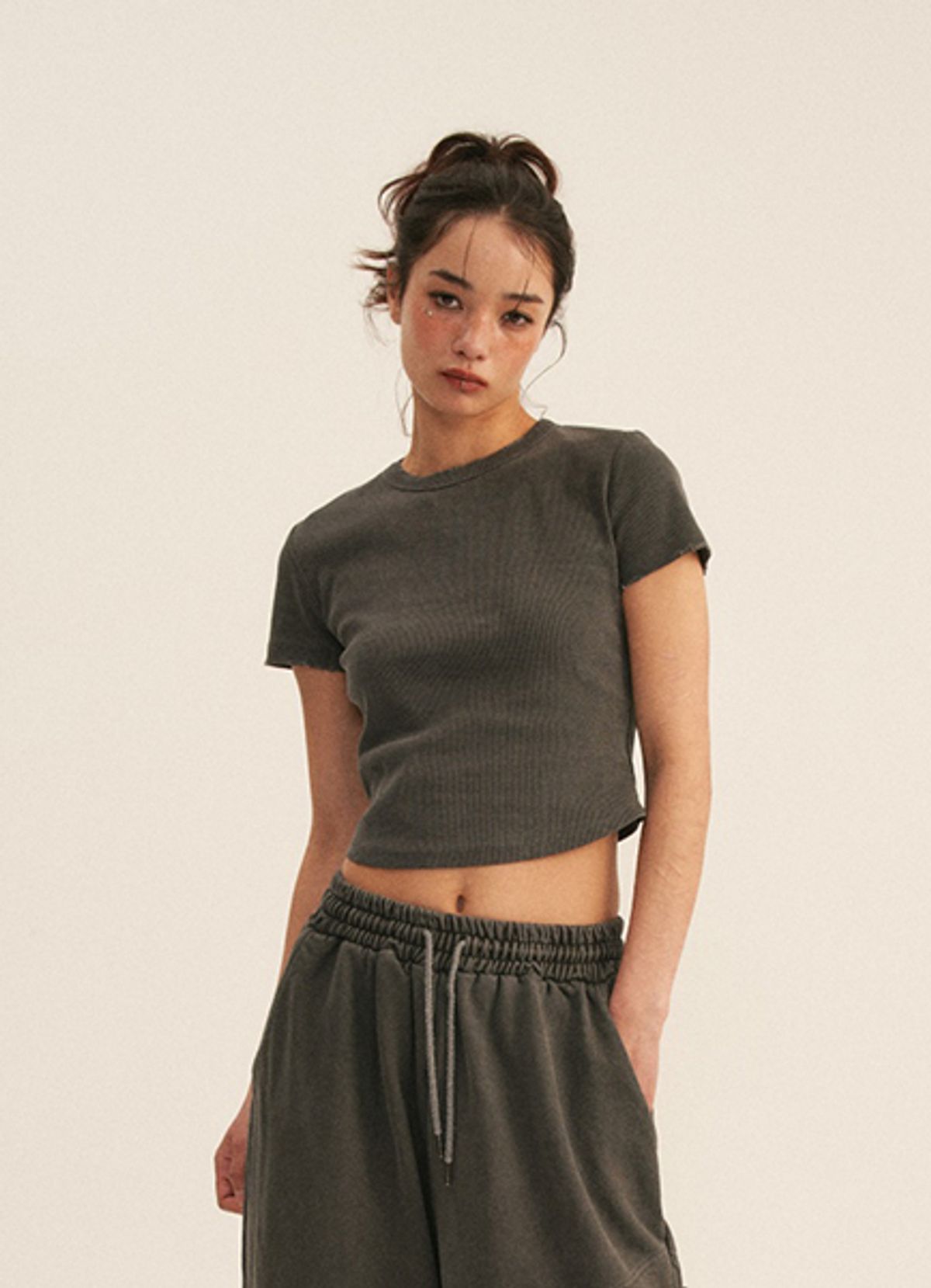 엠티오티(MTOT) Vintage Cropeed T-shirt (Charcoal)