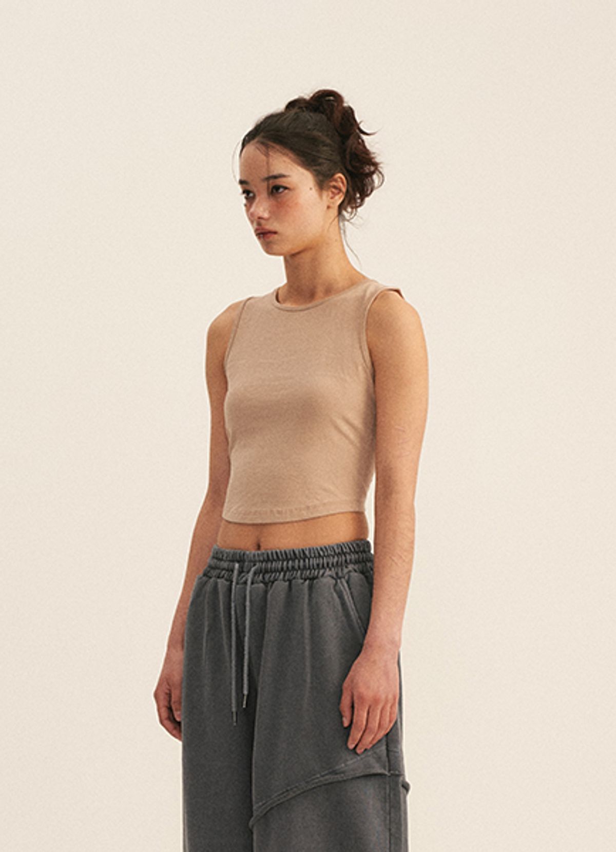 엠티오티(MTOT) Oepn-Back Sleeveless (Beige)