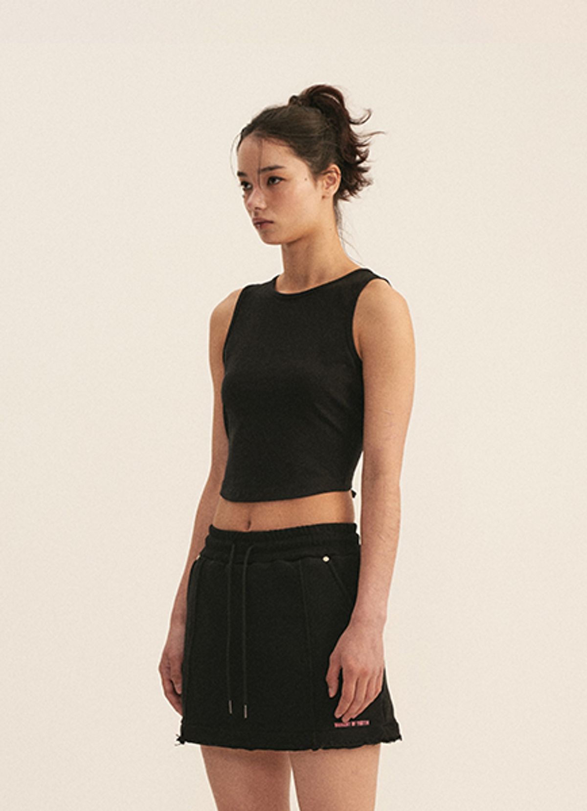 엠티오티(MTOT) Oepn-Back Sleeveless (Black)