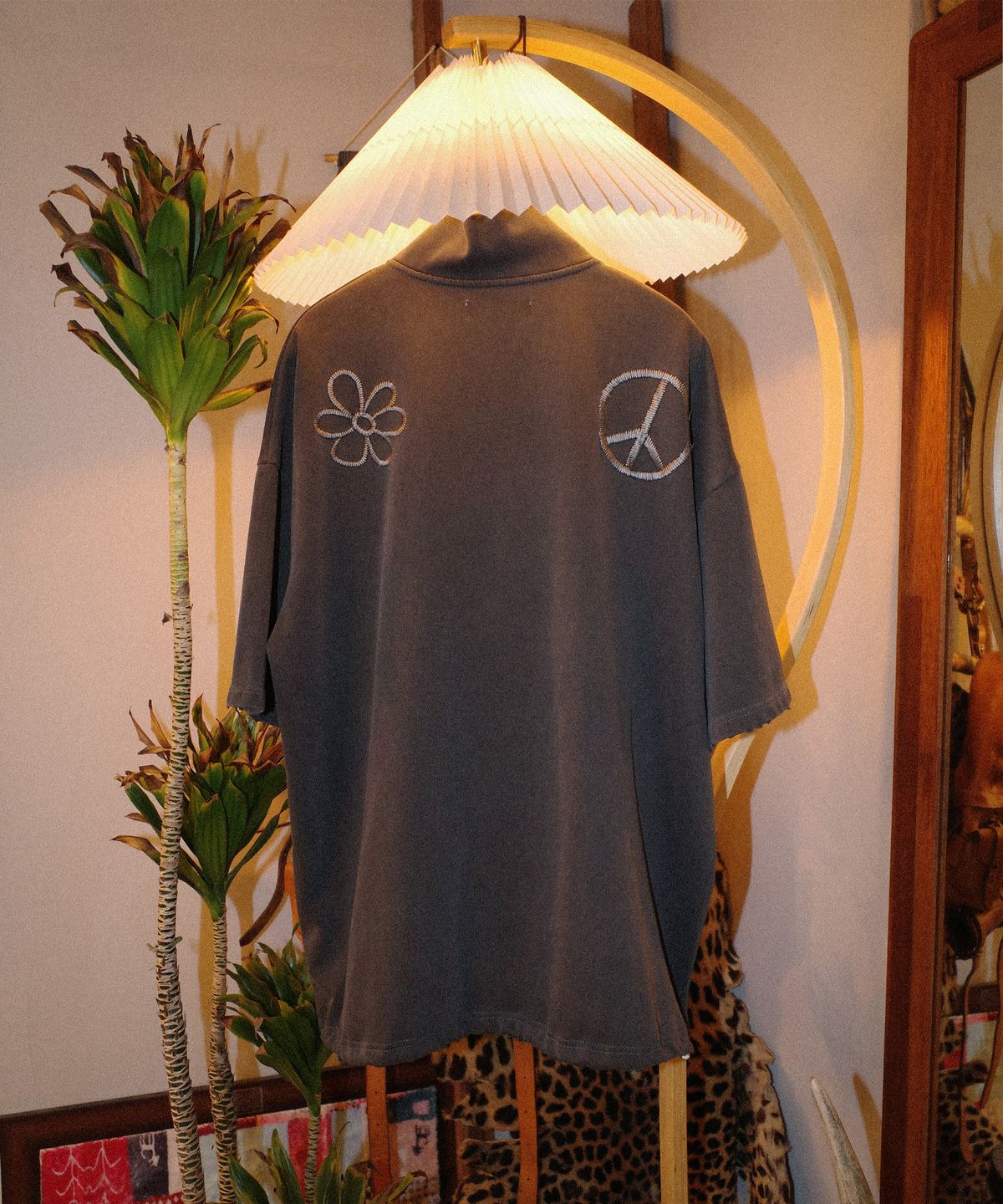 에씰미(ESEELMI) PEACE AND ESEELMI 1/2 SLEEVE HALF ZIP-UP