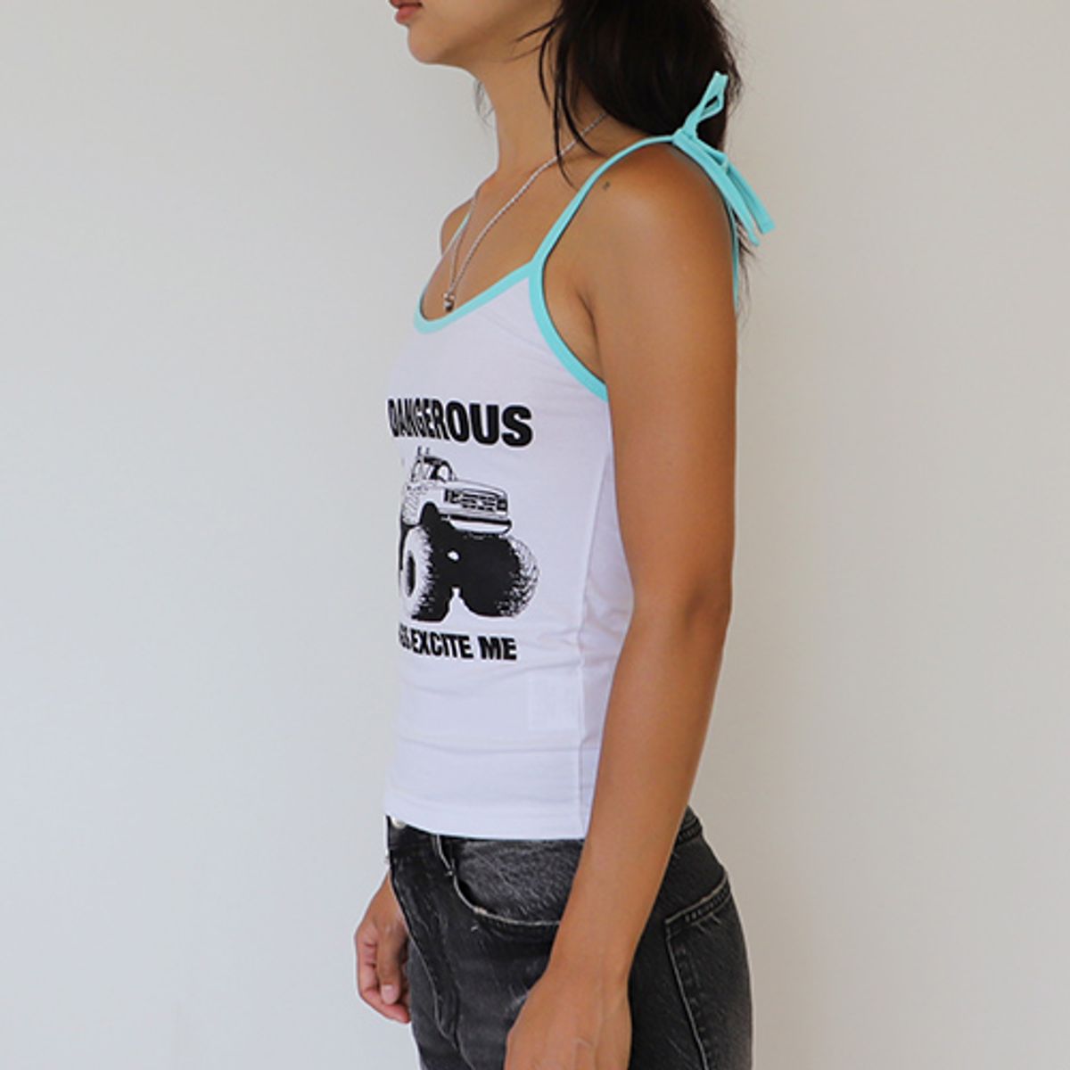 크루치(KRUCHI) DANGEROUS CROP SLEEVELESS (WHITE MINT)