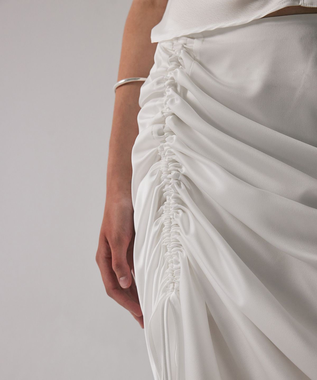 트리밍버드(TREEMINGBIRD) Shirring Strap Long Skirt [ White ]