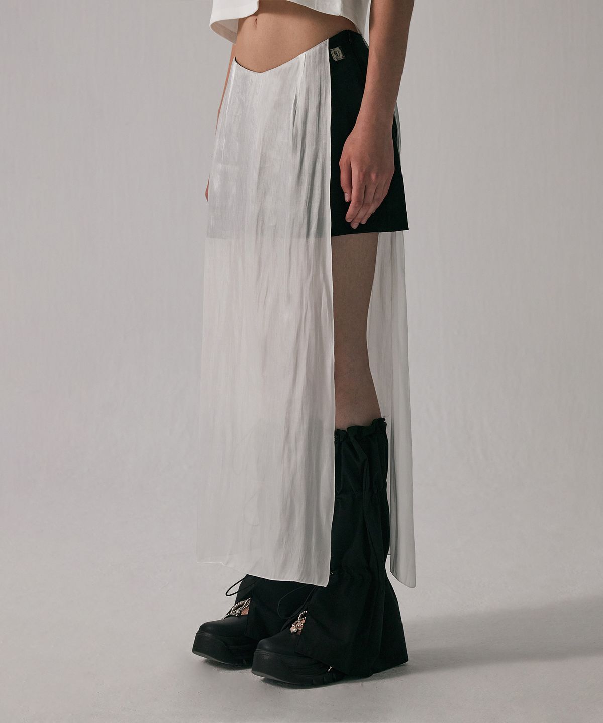 트리밍버드(TREEMINGBIRD) See-Through V Low-Waist Mini Skirt [ White ]