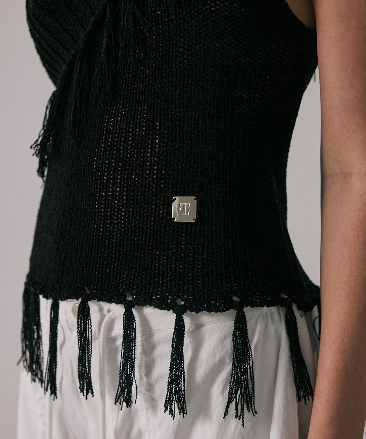 트리밍버드(TREEMINGBIRD) Tassel Open Shoulder Knit [ Black ]