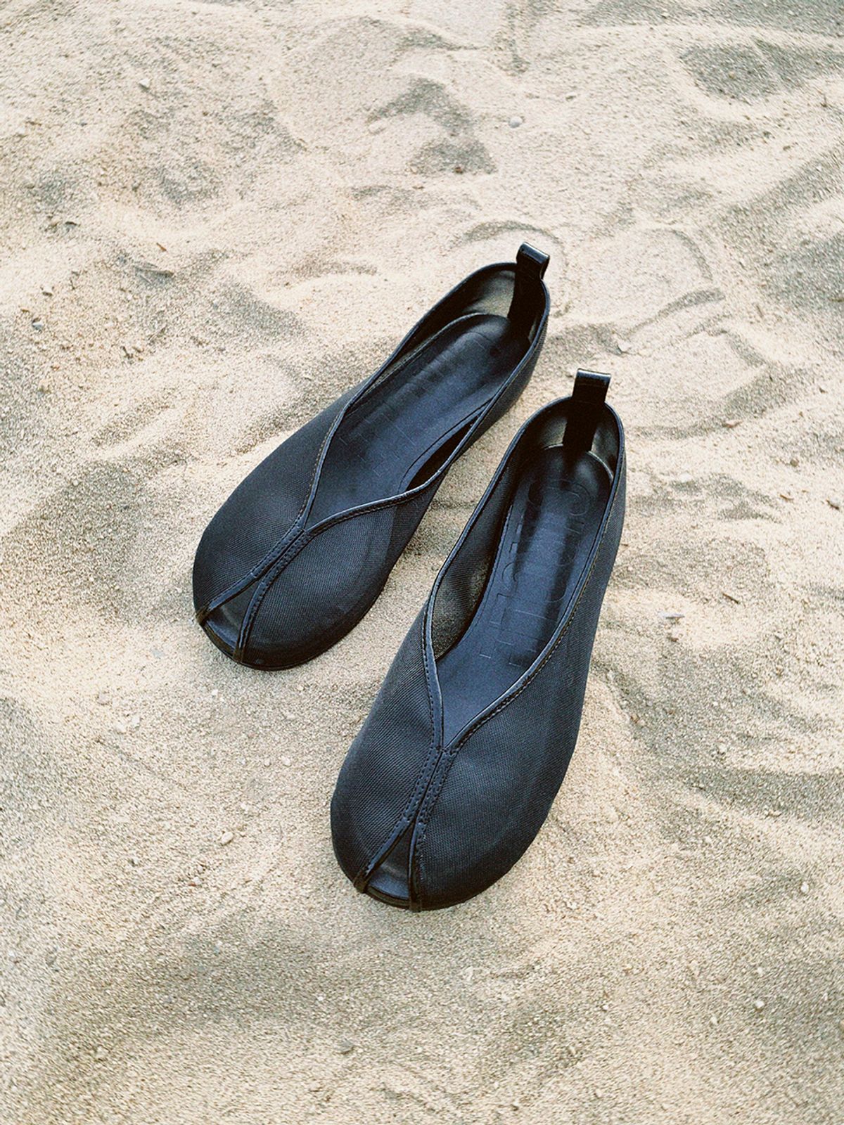 써클(CIRCLE) 하프 문 메쉬 플랫 슈즈 (블랙)