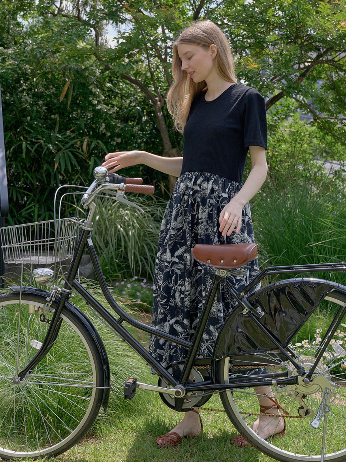 아방(AVANT-G) Leaf Pattern Daily Shirring Dress - BLACK