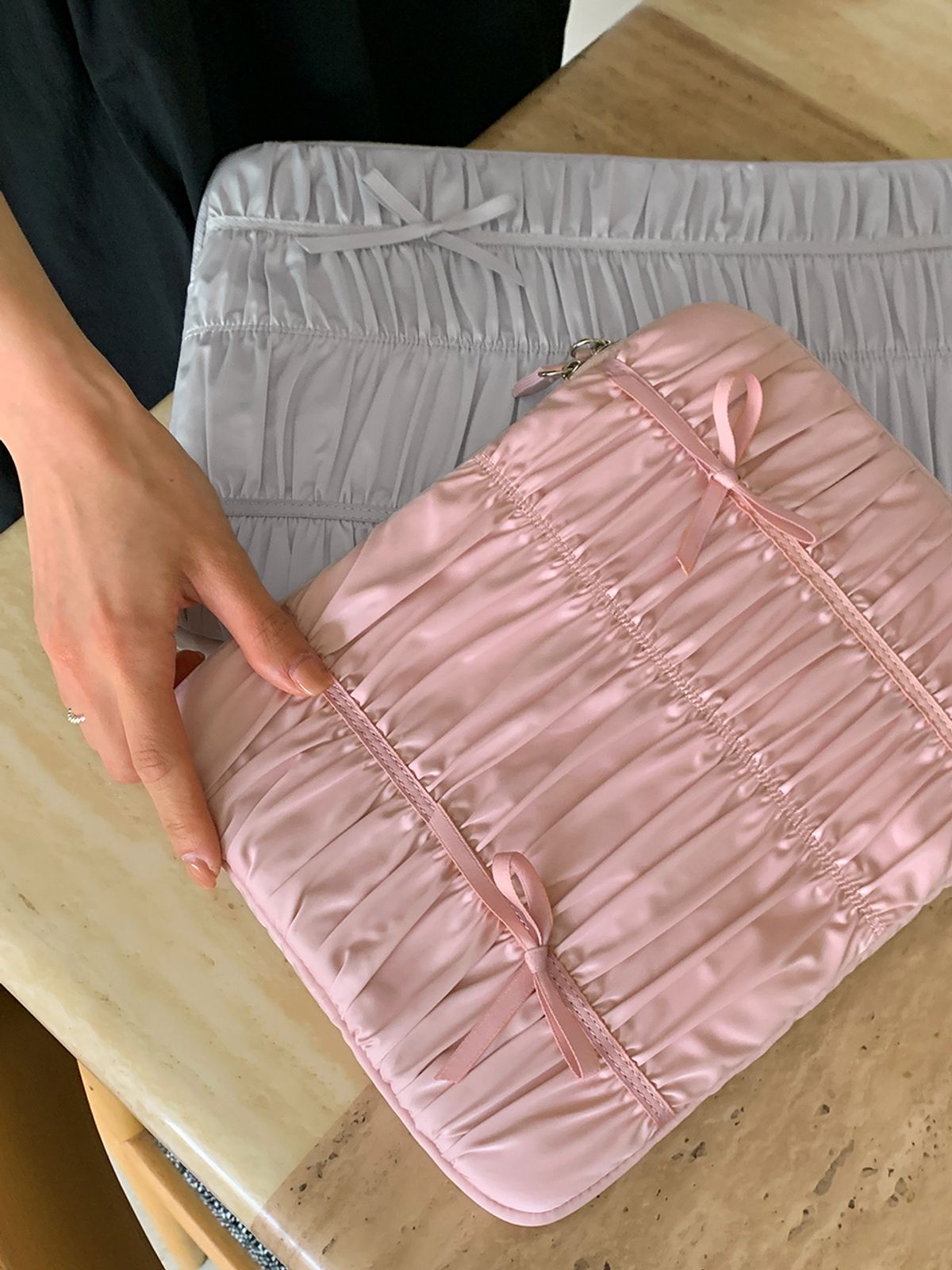 하이칙스(HIGH CHEEKS) Shirring Ribbon Ipad Pouch_HC2436PC001M