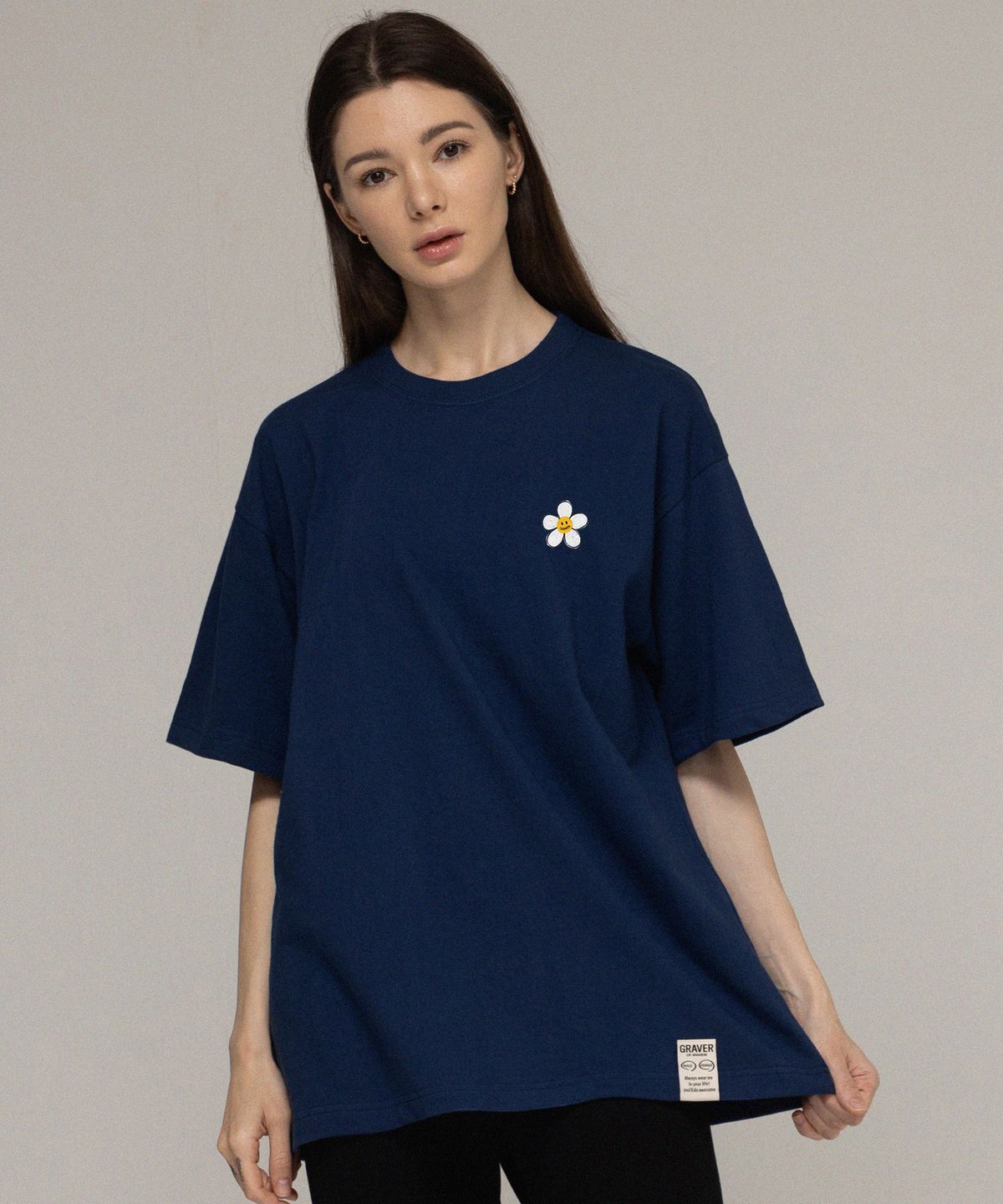 그레이버(GRAVER) [UNISEX]페인팅 스몰 플라워도트 반팔티_네이비