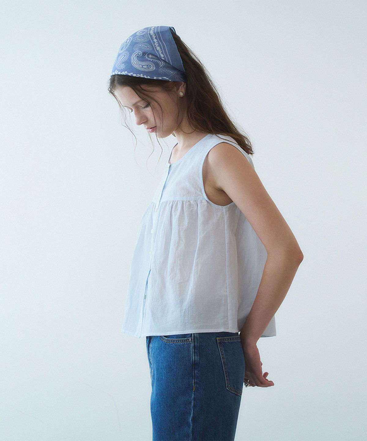 하우스 오브 폰드(HOUSE OF POND) Venice shirring sleeveless blouse (Sky blue)