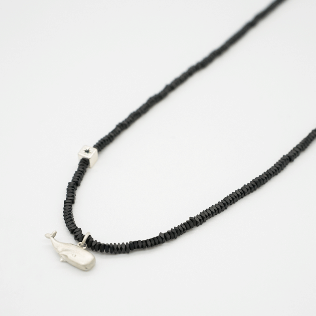 하카블랙스(HAKKABLACKS) Blackstone Whale Necklace