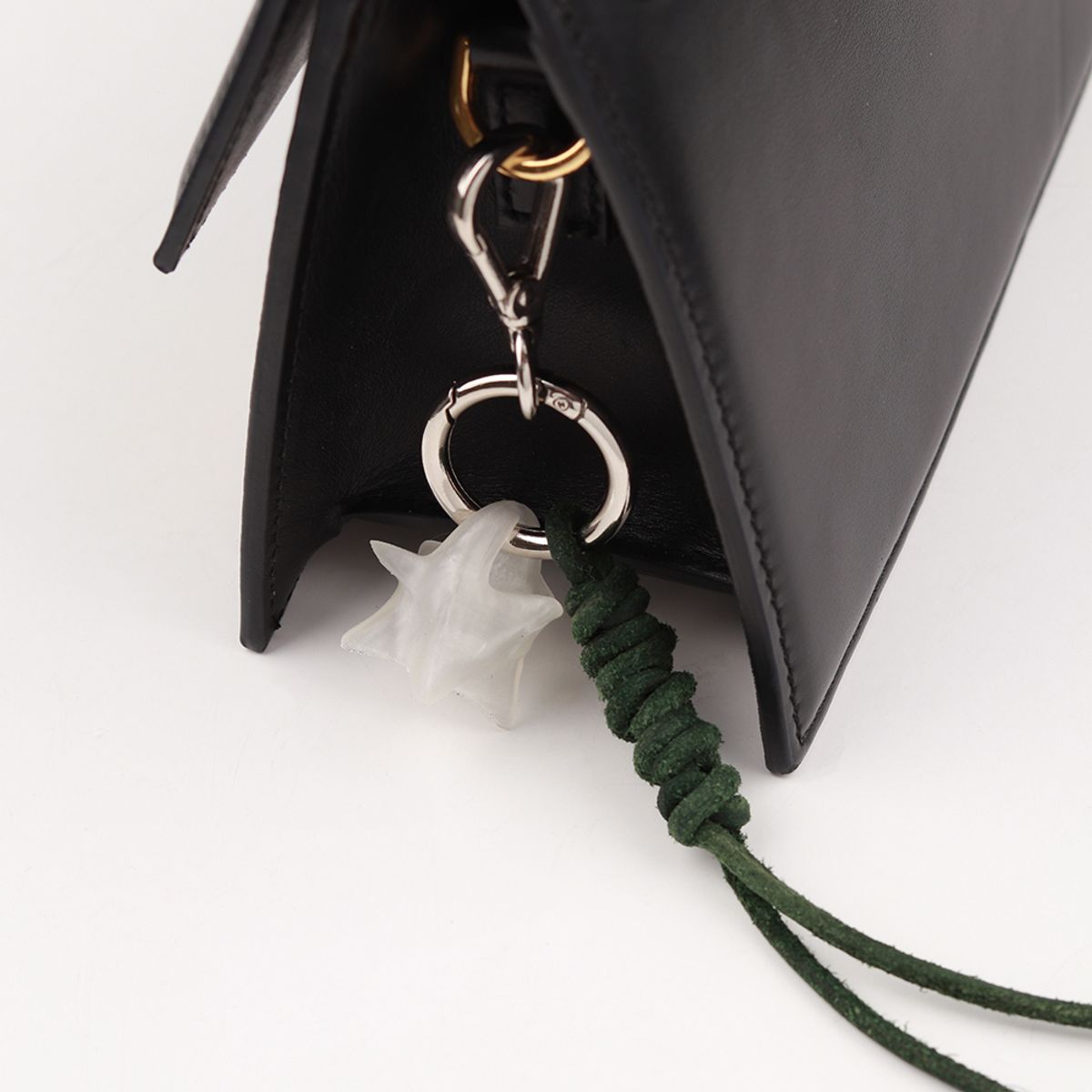 로울(LOWOOL) White struggle green keyring