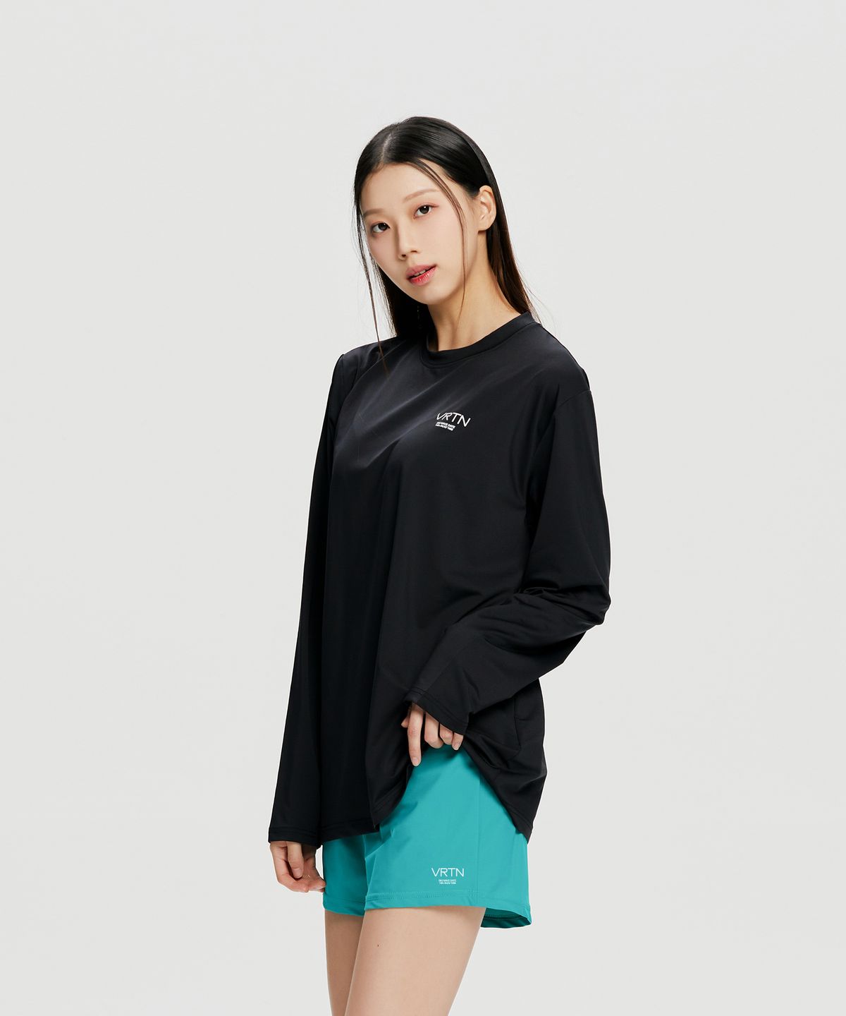 베르톤(VERTONE) 루즈핏 래쉬가드 VRTN 로고 블랙