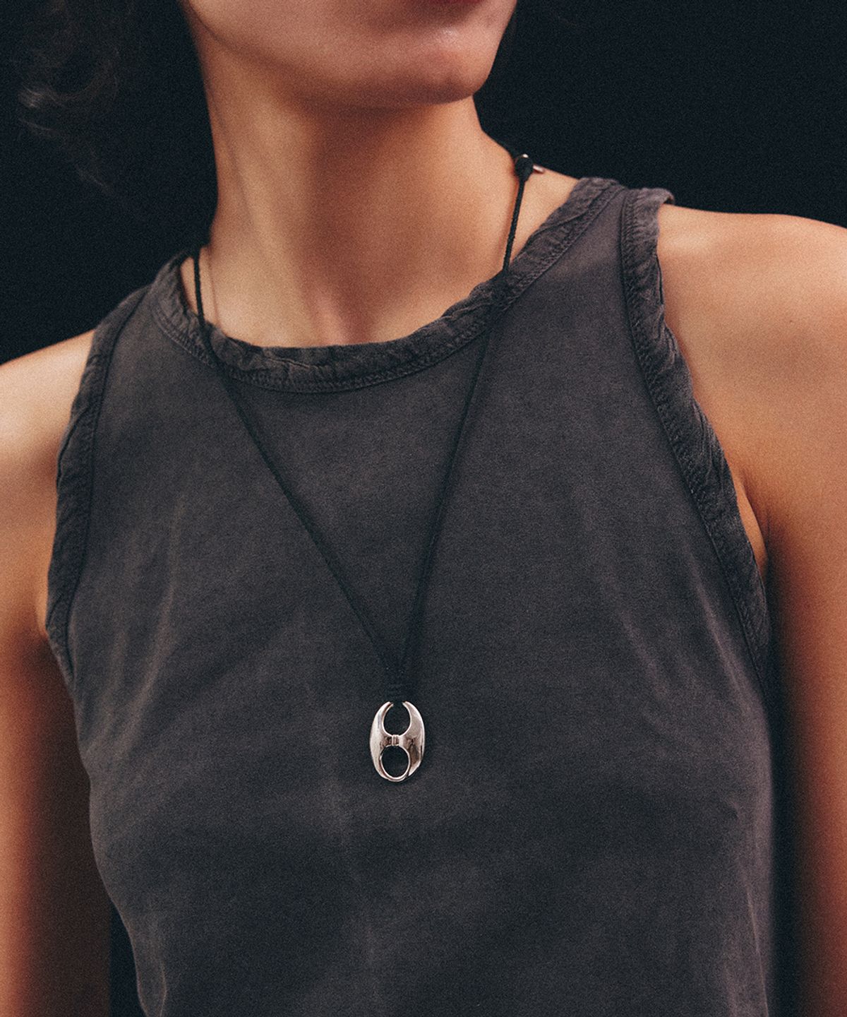 로울(LOWOOL) Black suede pignose necklace