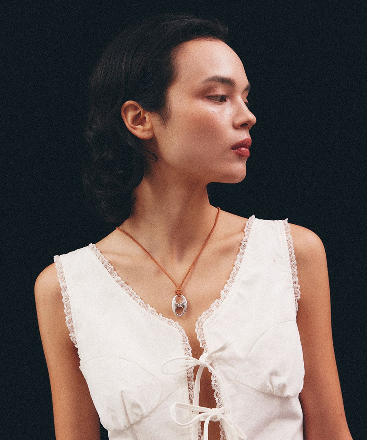 로울(LOWOOL) Camel suede pignose necklace