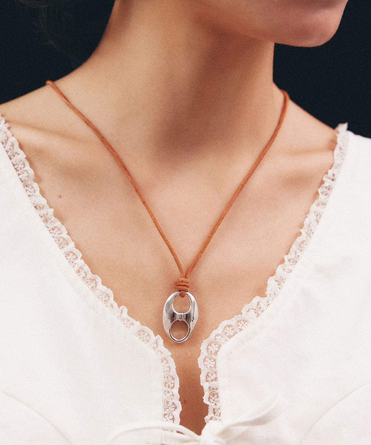 로울(LOWOOL) Camel suede pignose necklace
