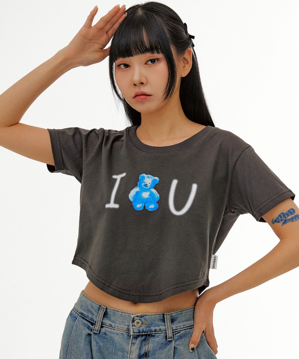 엠블러(AMBLER) Blue bear, love u 라운드 헴 크롭 반팔 티셔츠 ACR505 (다크그레이)