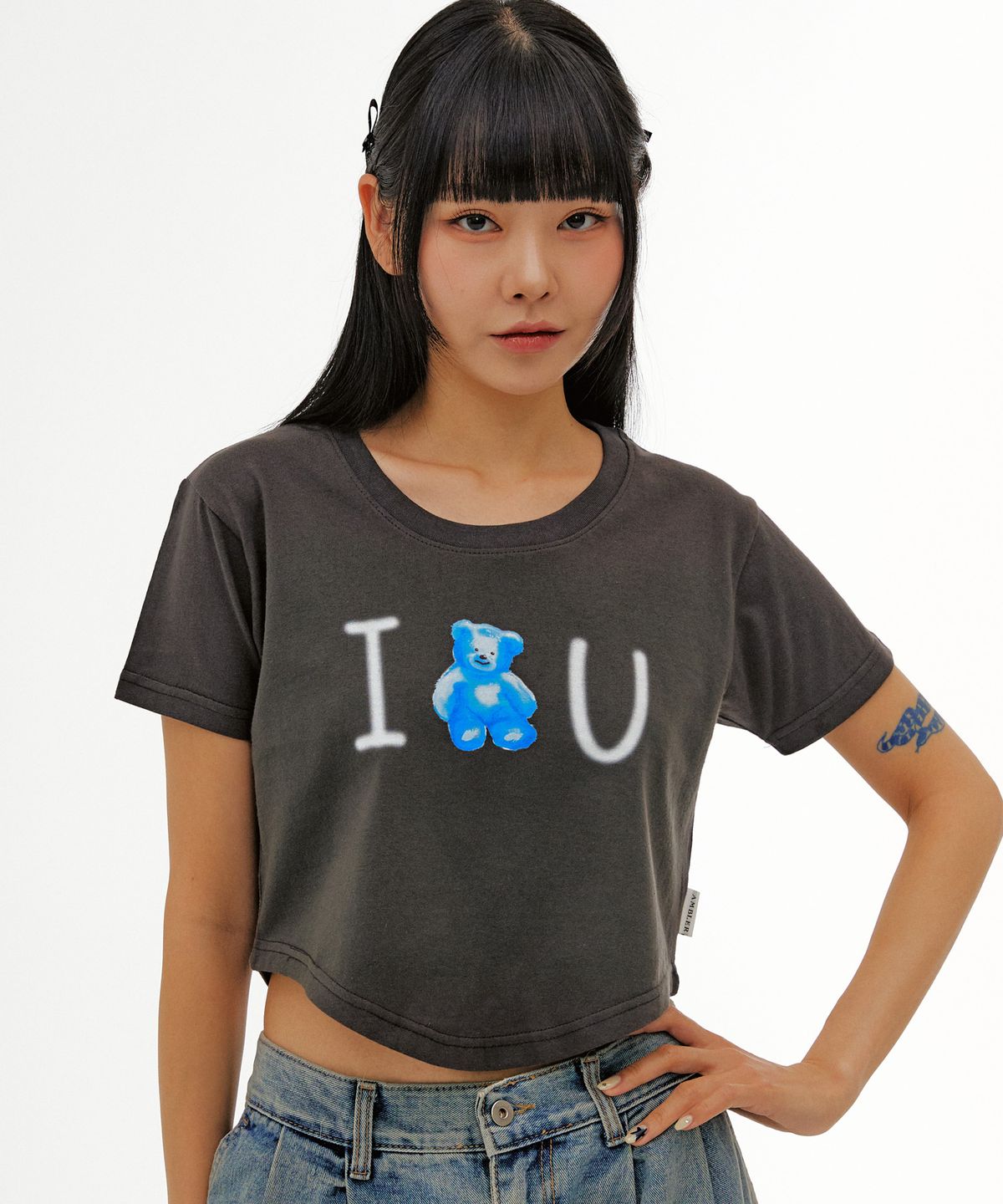 엠블러(AMBLER) Blue bear, love u 라운드 헴 크롭 반팔 티셔츠 ACR505 (다크그레이)