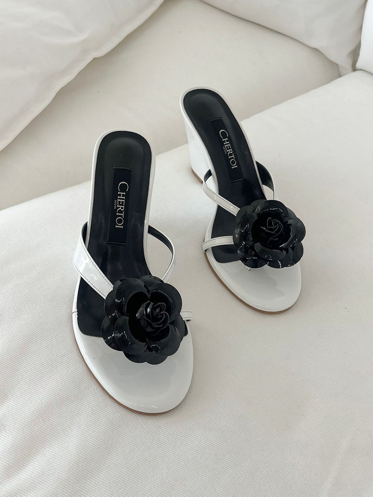 셰르뚜아 서울(CHERTOI SEOUL) 로즈 웨지 뮬 화이트
