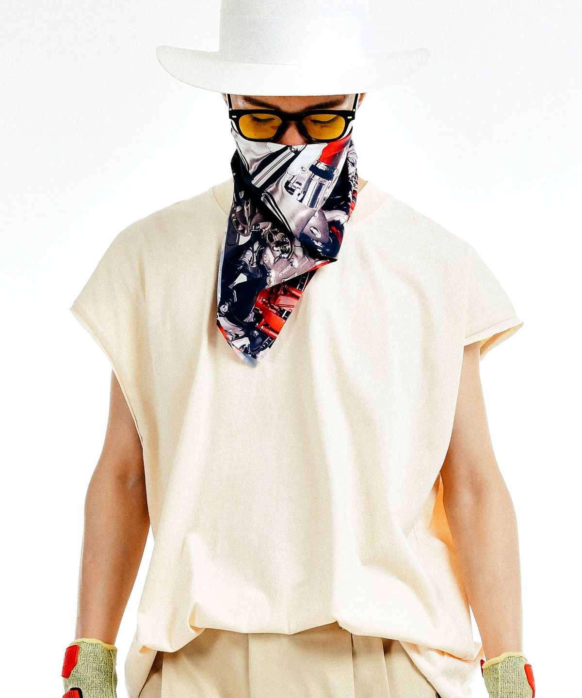 씨오엠이(COME) [UNISEX] WORLD PEACE Oversized Raw Edge Sleeveless T-Shirt (Beige)