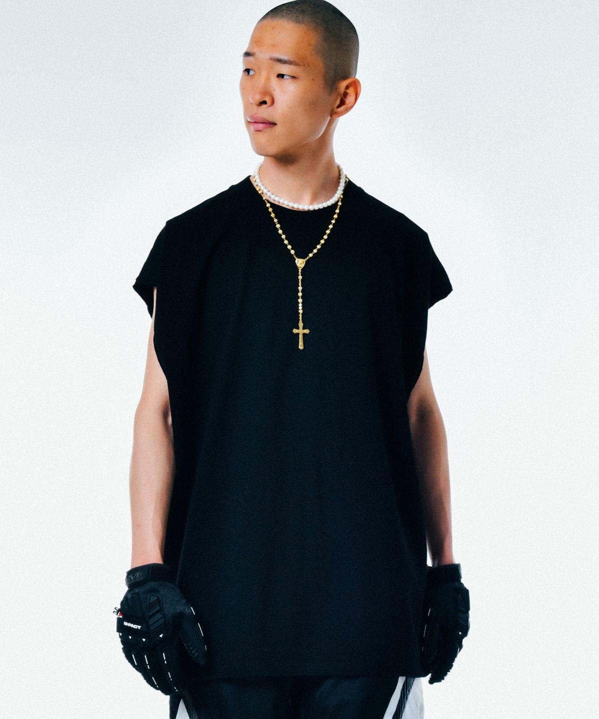 씨오엠이(COME) [UNISEX] WORLD PEACE Oversized Raw Edge Sleeveless T-Shirt (Black)