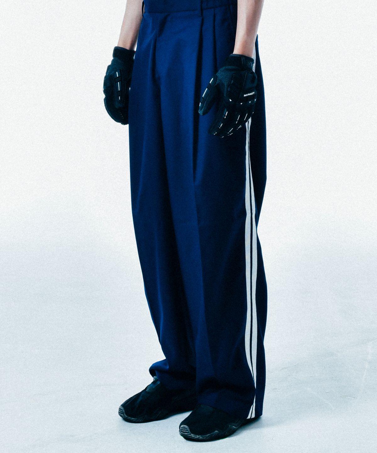 씨오엠이(COME) [UNISEX] Satin-Trimmed Motorsport Trousers (Navy)