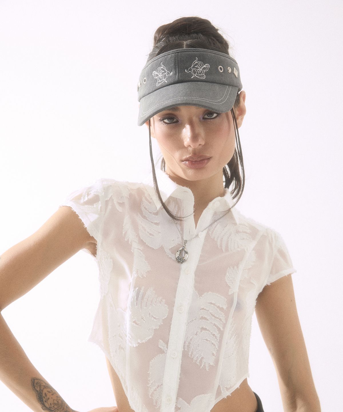 배디(BADEE) Stud Sun Visor Charcoal
