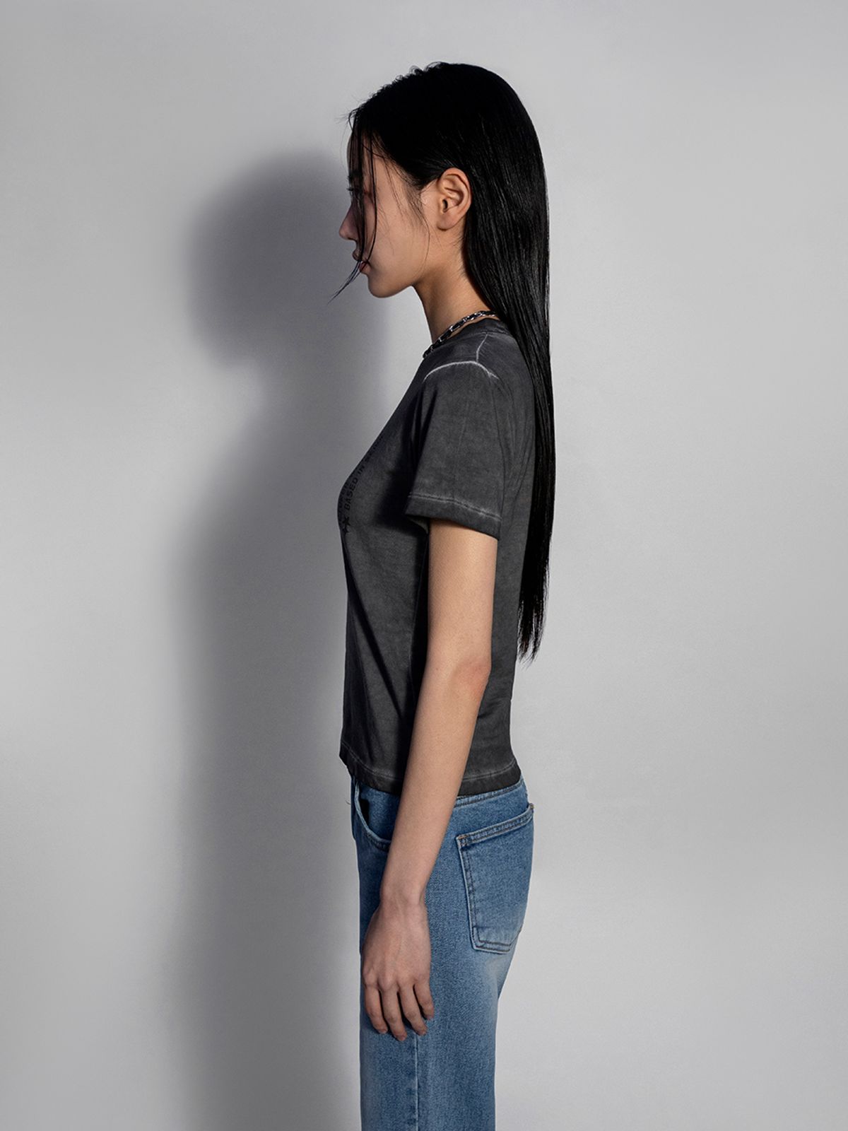와이이이엘(YEEL) LOGO GRAPHICS T-SHIRT CHARCOAL