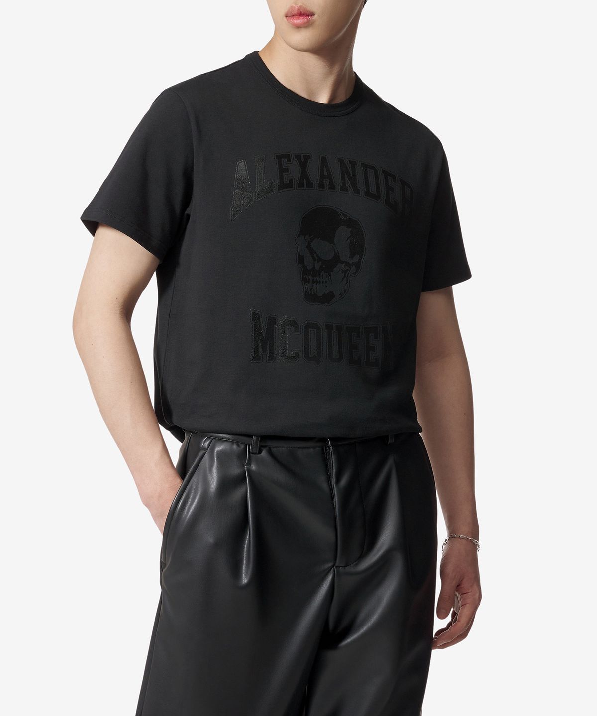 알렉산더 맥퀸(ALEXANDER McQUEEN) 스컬 반소매 티셔츠 - 블랙 / 759442QTAAW0548