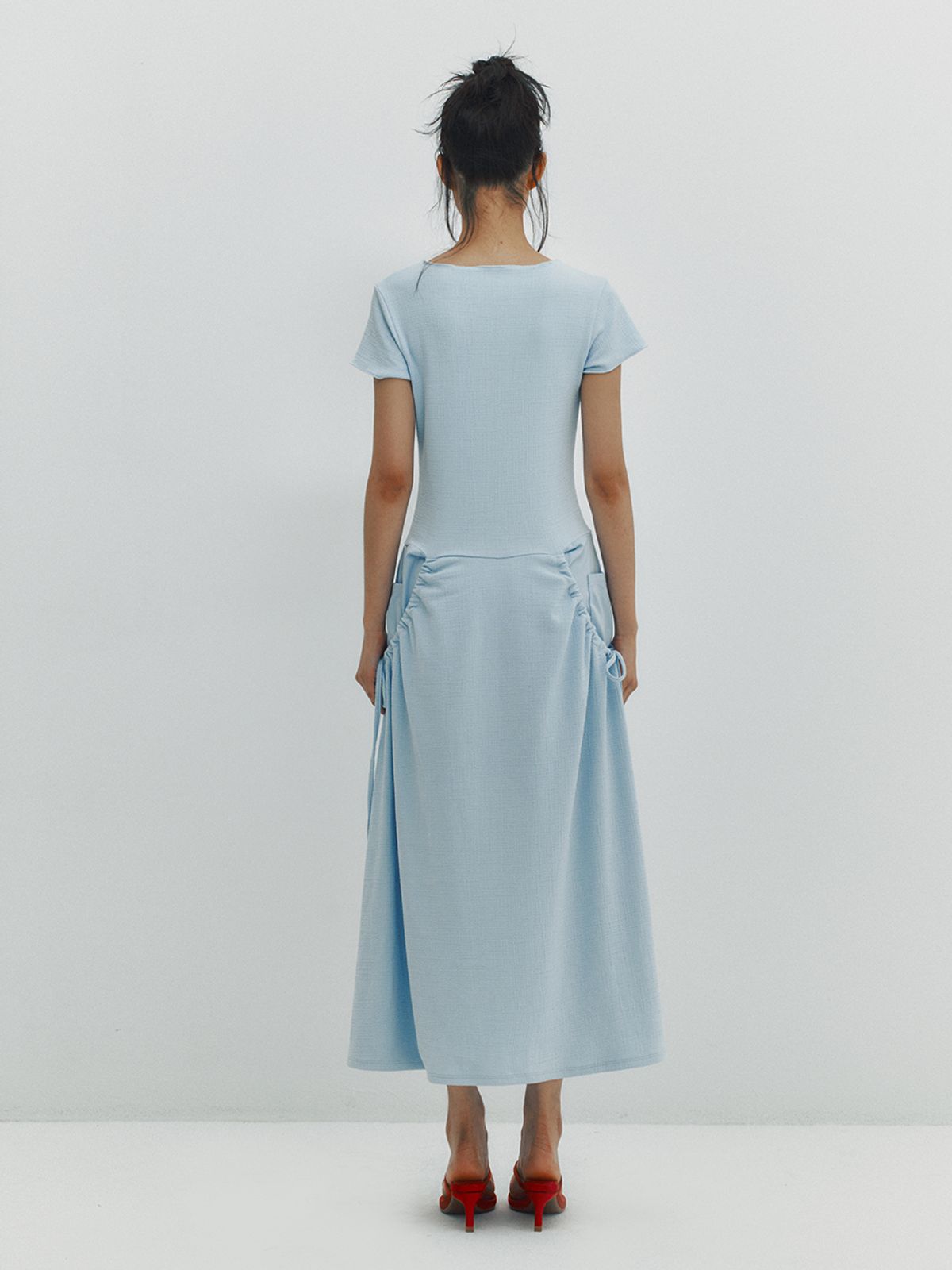 민더리(MEENDERI) SHIRRING POCKET MAXI DRESS - SKY BLUE