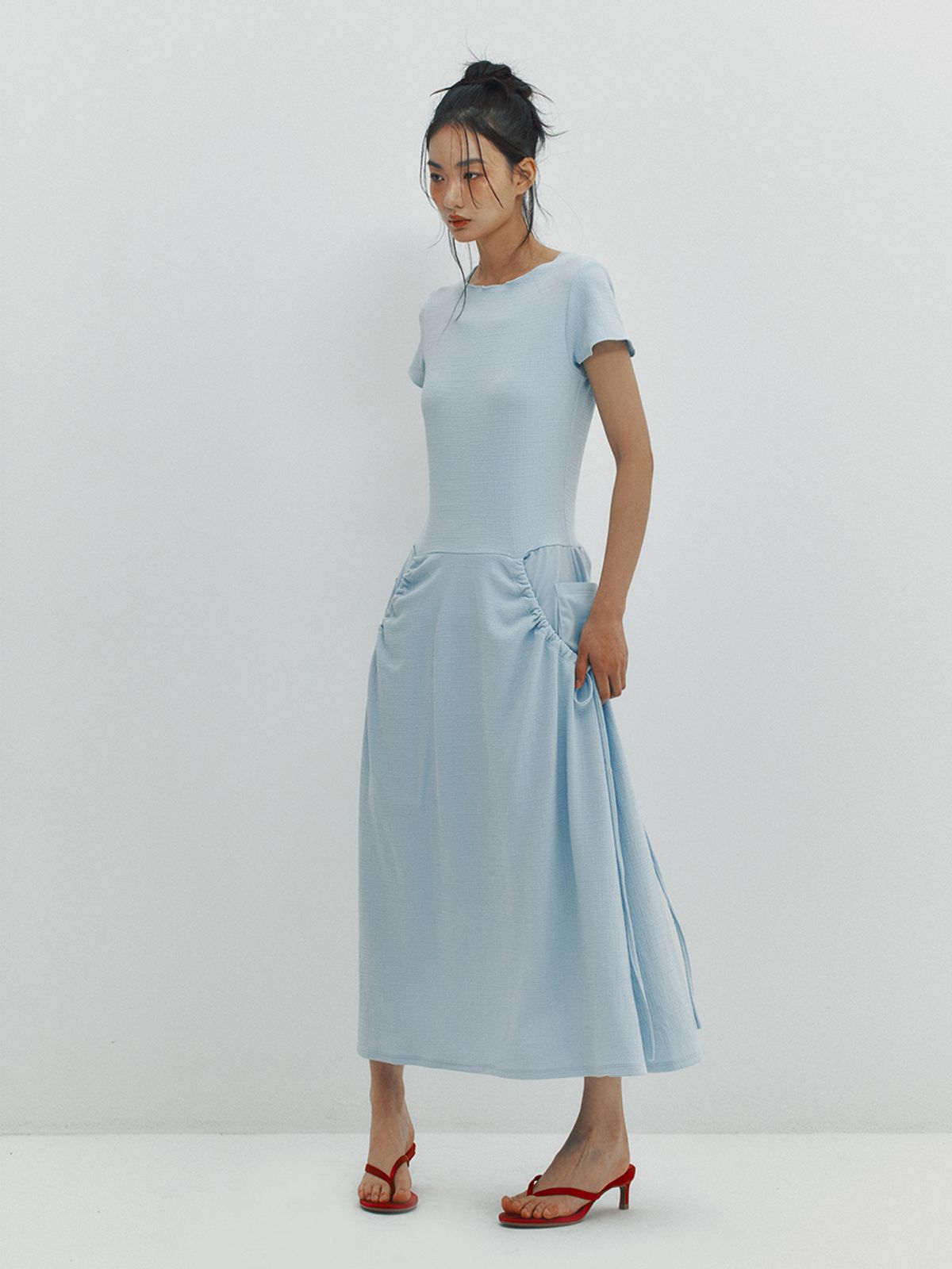 민더리(MEENDERI) SHIRRING POCKET MAXI DRESS - SKY BLUE