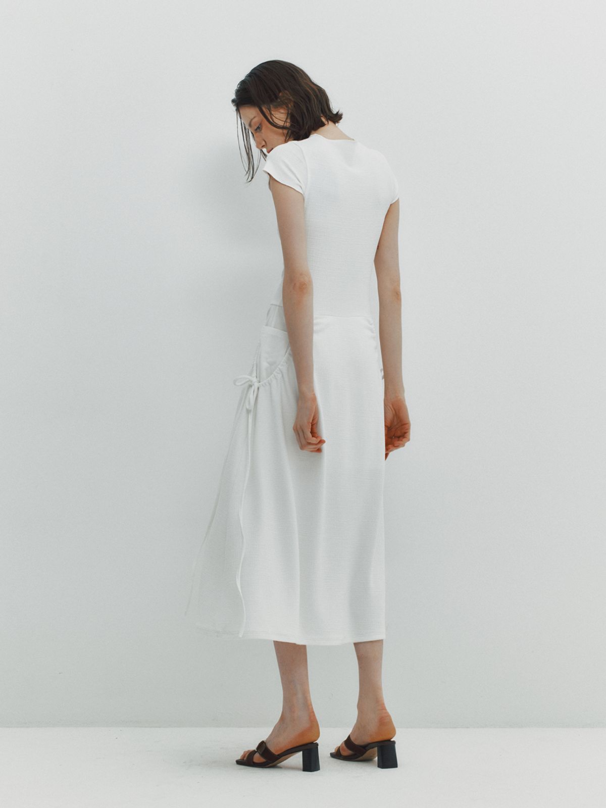 민더리(MEENDERI) SHIRRING POCKET MAXI DRESS - WHITE