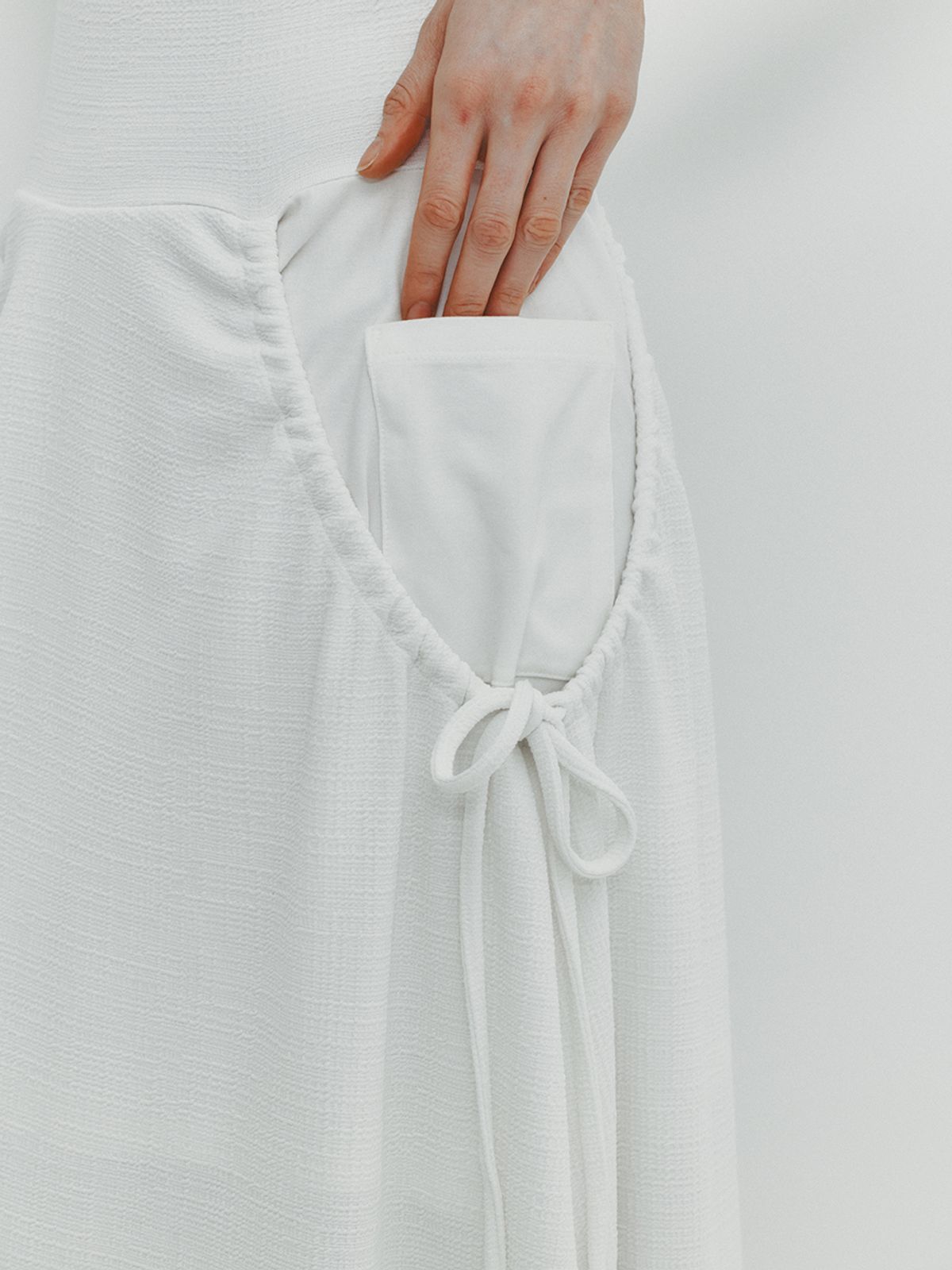 민더리(MEENDERI) SHIRRING POCKET MAXI DRESS - WHITE
