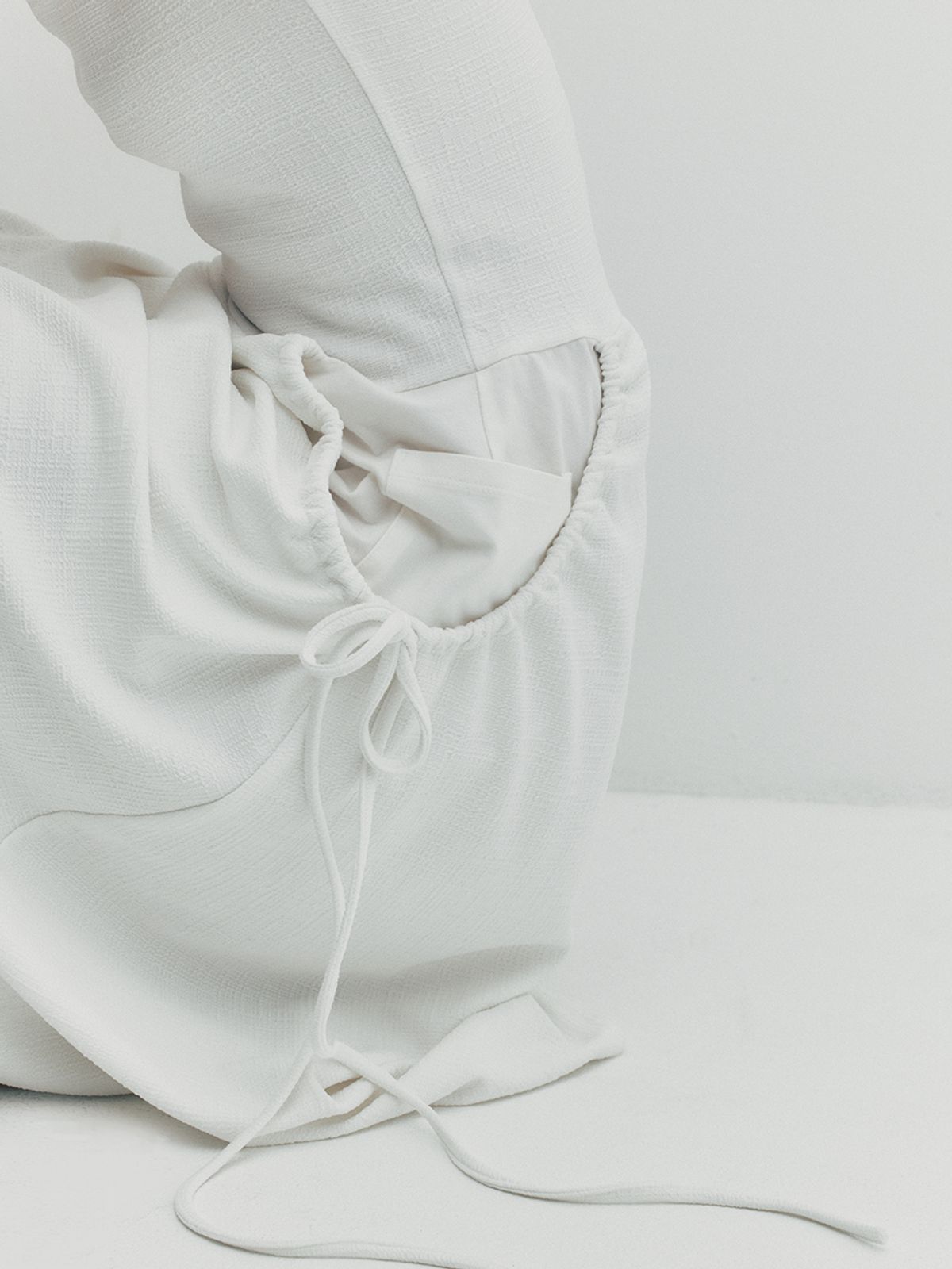 민더리(MEENDERI) SHIRRING POCKET MAXI DRESS - WHITE