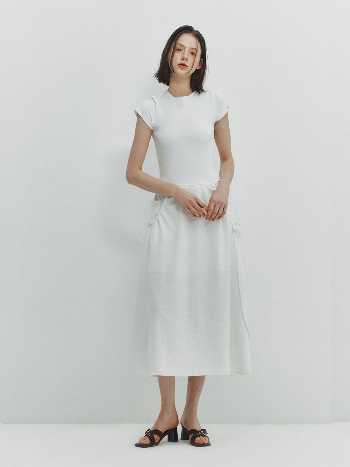 민더리(MEENDERI) SHIRRING POCKET MAXI DRESS - WHITE