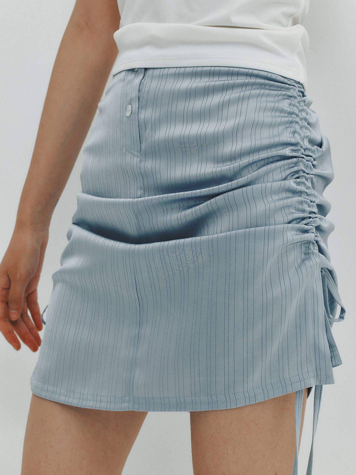 민더리(MEENDERI) SHIRRING SATIN SKIRT - SKY BLUE