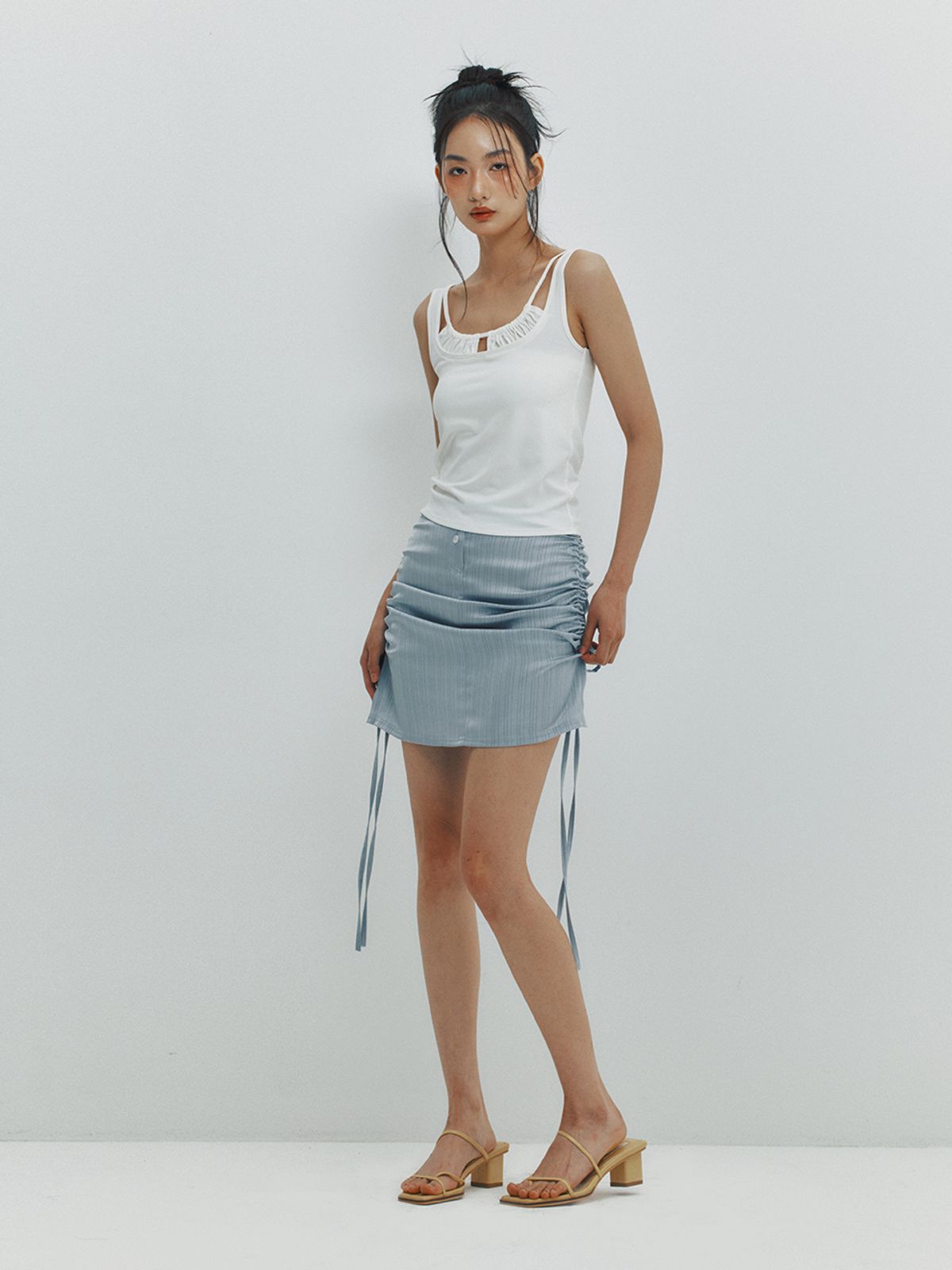 민더리(MEENDERI) SHIRRING SATIN SKIRT - SKY BLUE