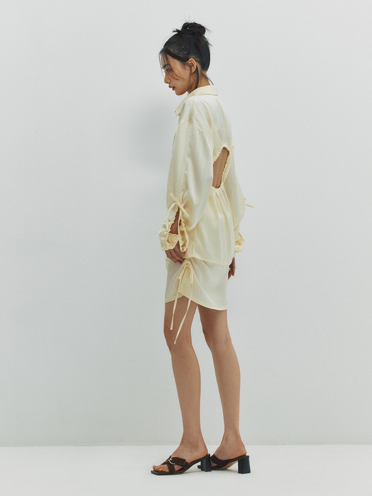 민더리(MEENDERI) SHIRRING SATIN SKIRT - LEMON
