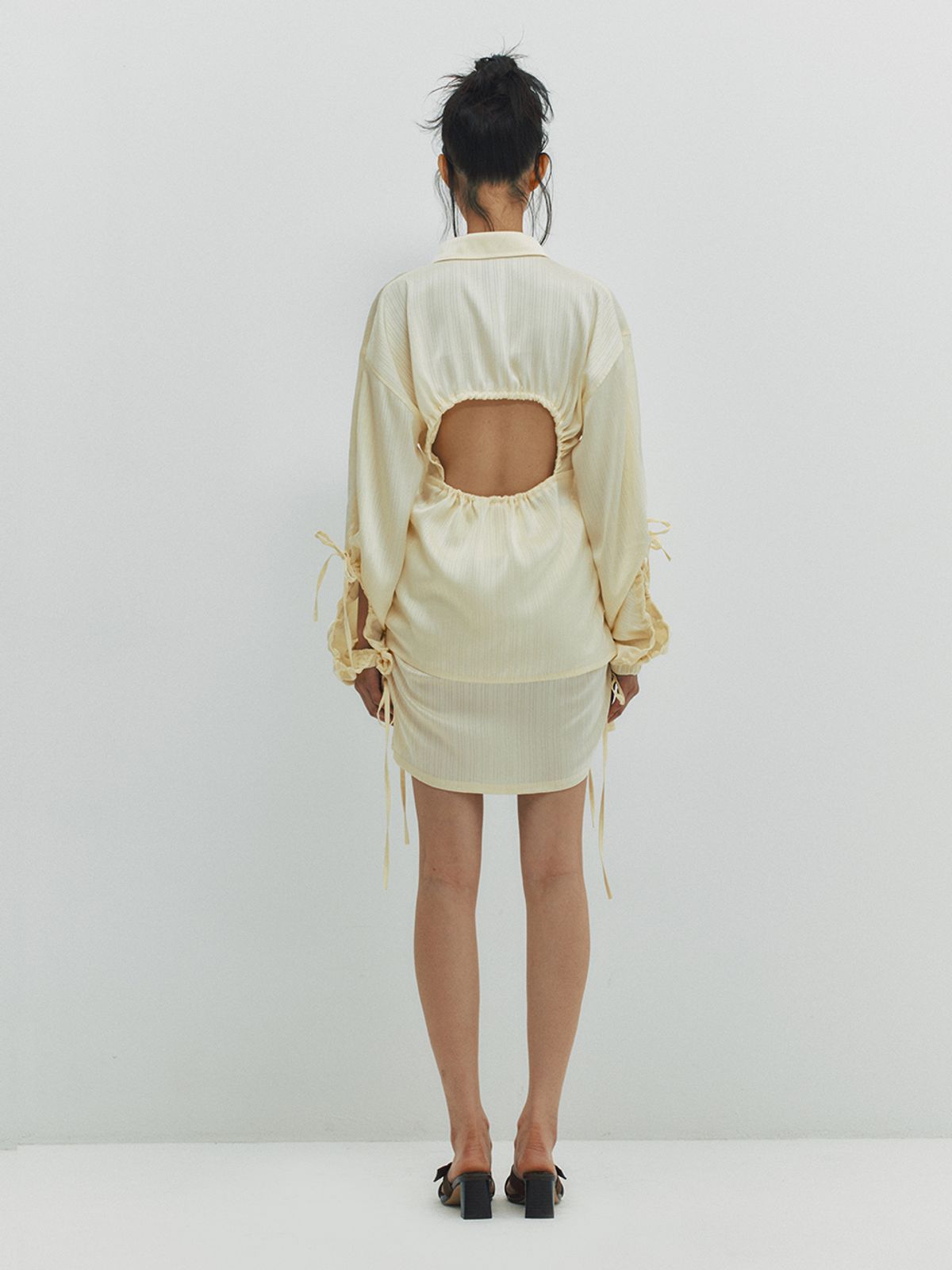 민더리(MEENDERI) CUT OUT SHIRRING SHIRT - LEMON