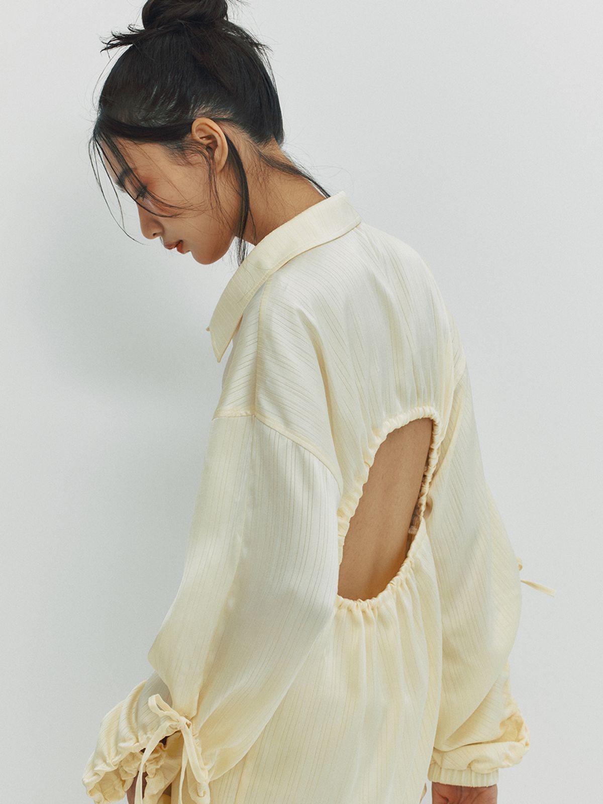 민더리(MEENDERI) CUT OUT SHIRRING SHIRT - LEMON