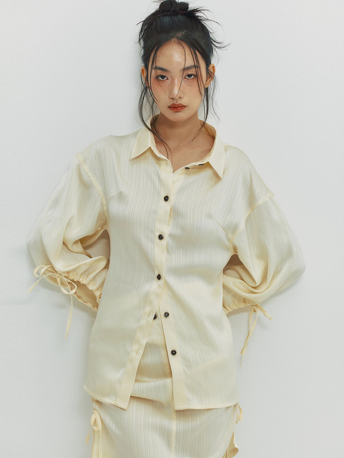 민더리(MEENDERI) CUT OUT SHIRRING SHIRT - LEMON