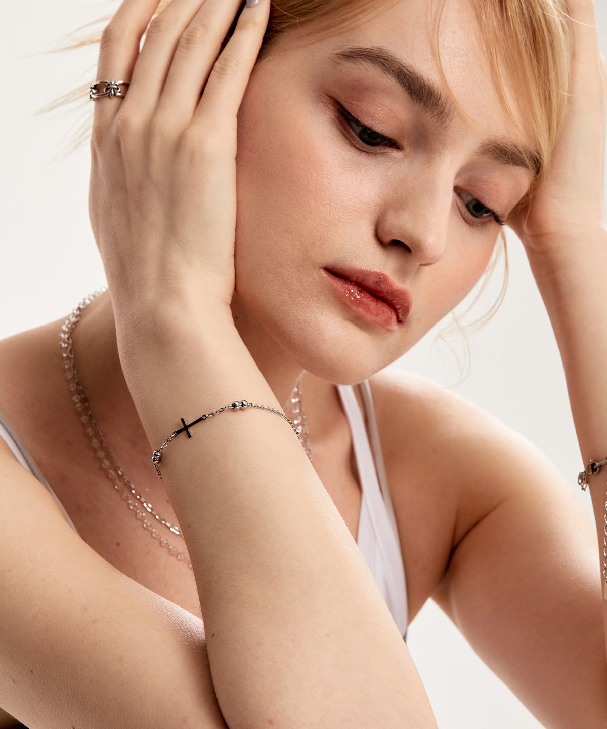 로맨티누어(ROMANTINUER) SN.138 SIMPLE CROSS BRACELET